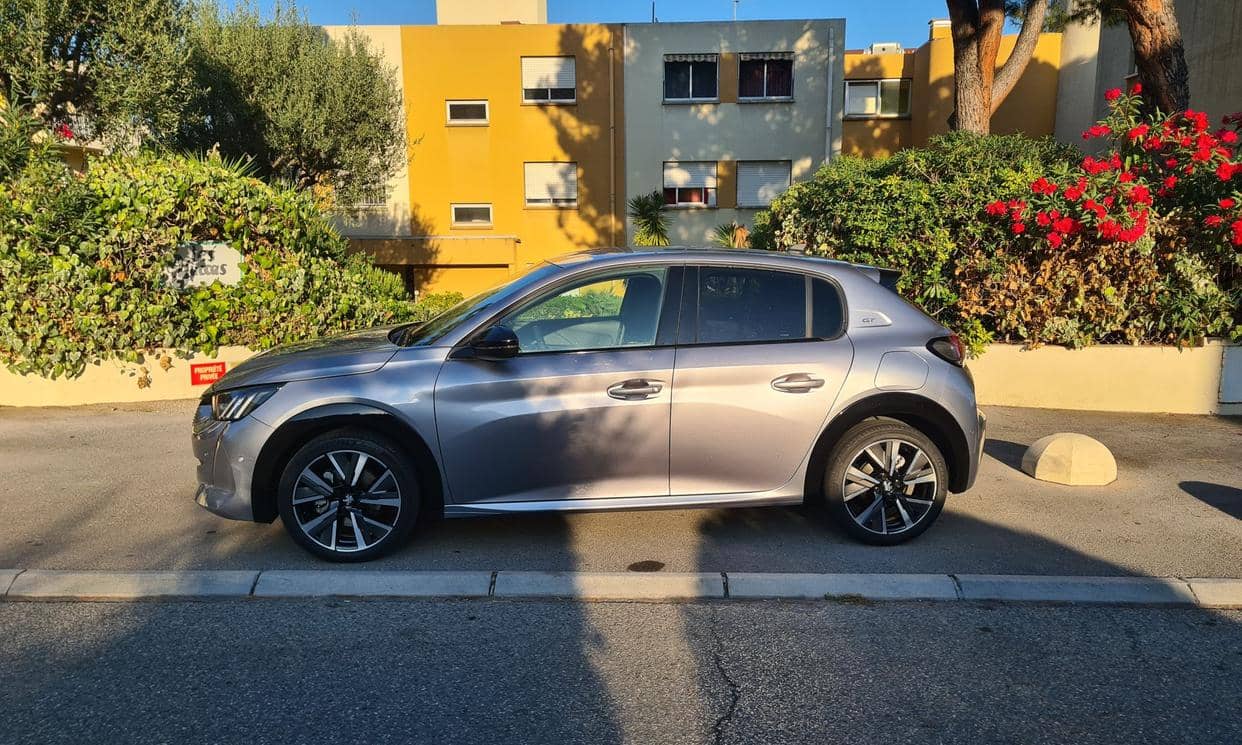 Peugeot 208 — photo 2