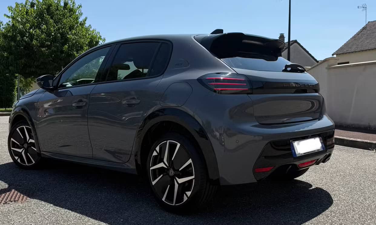 Peugeot 208 — photo 2