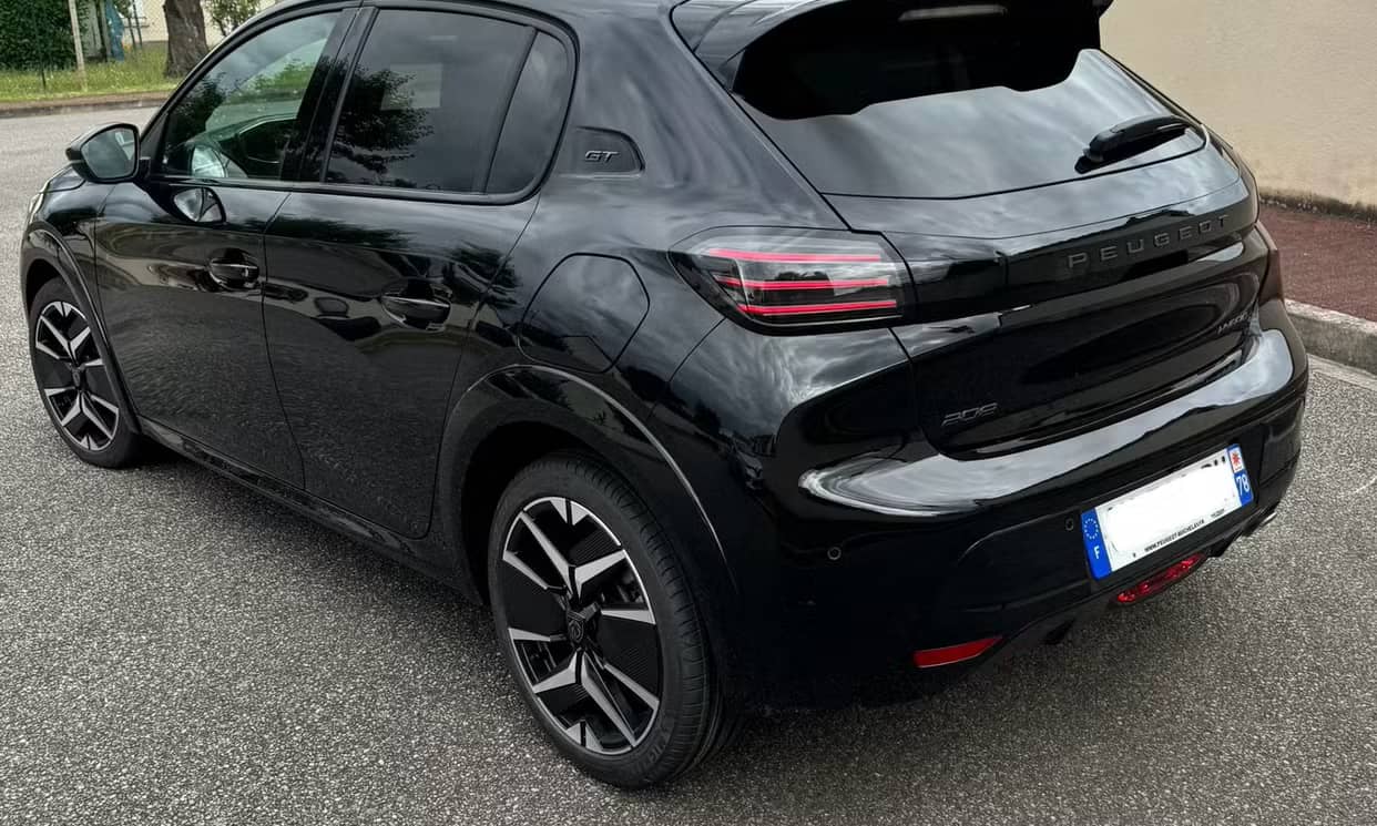Peugeot 208 — photo 2