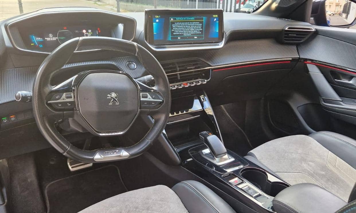 Peugeot 208 — photo 2