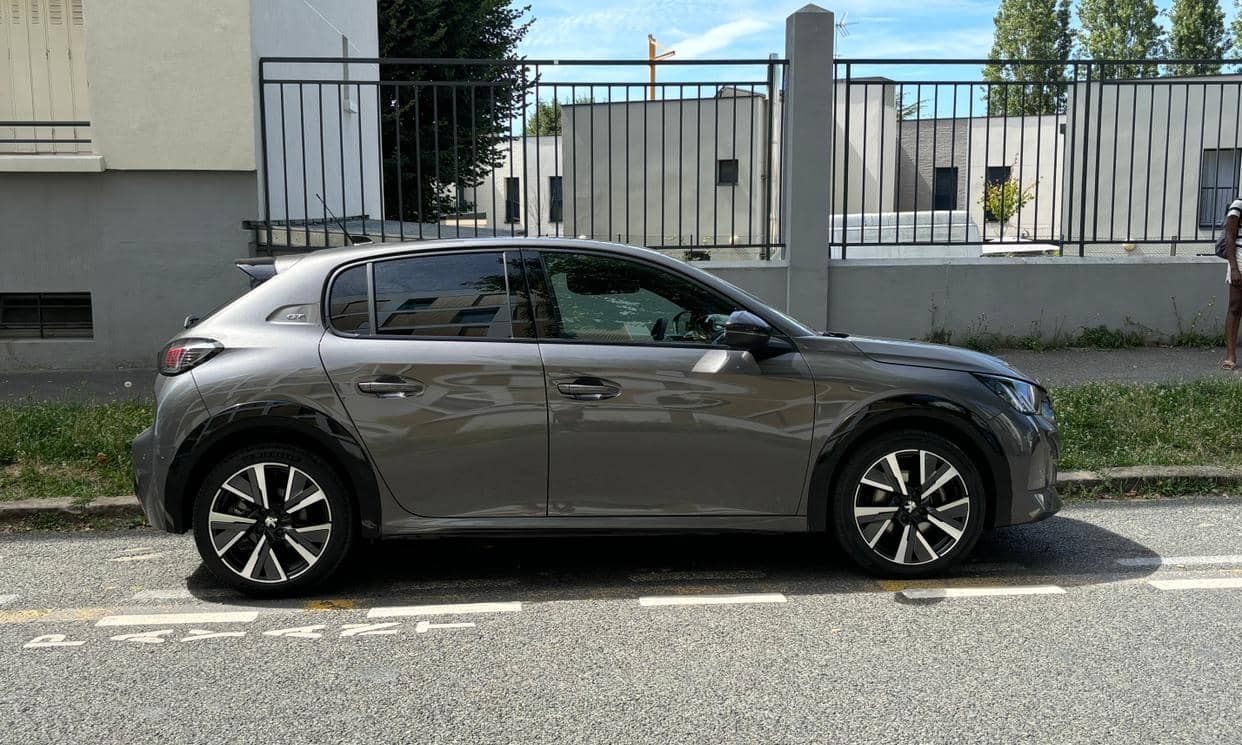 Peugeot 208 — photo 2