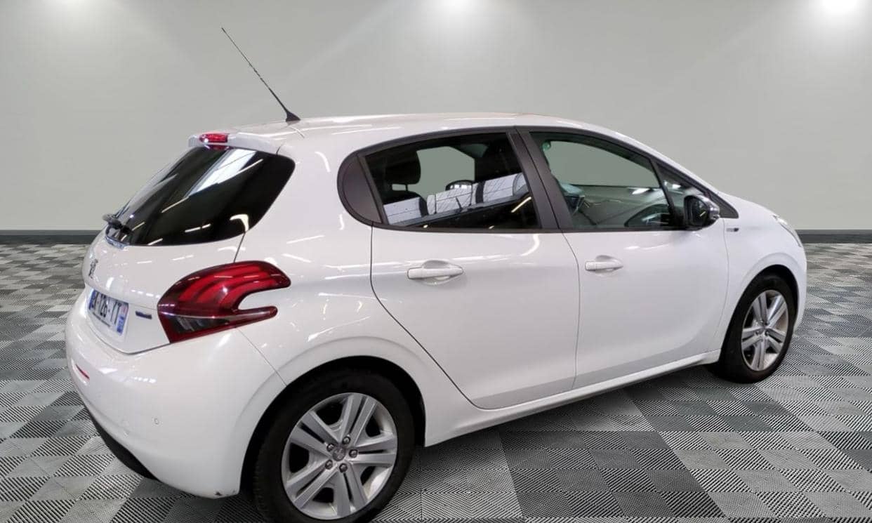 Peugeot 208 — photo 2