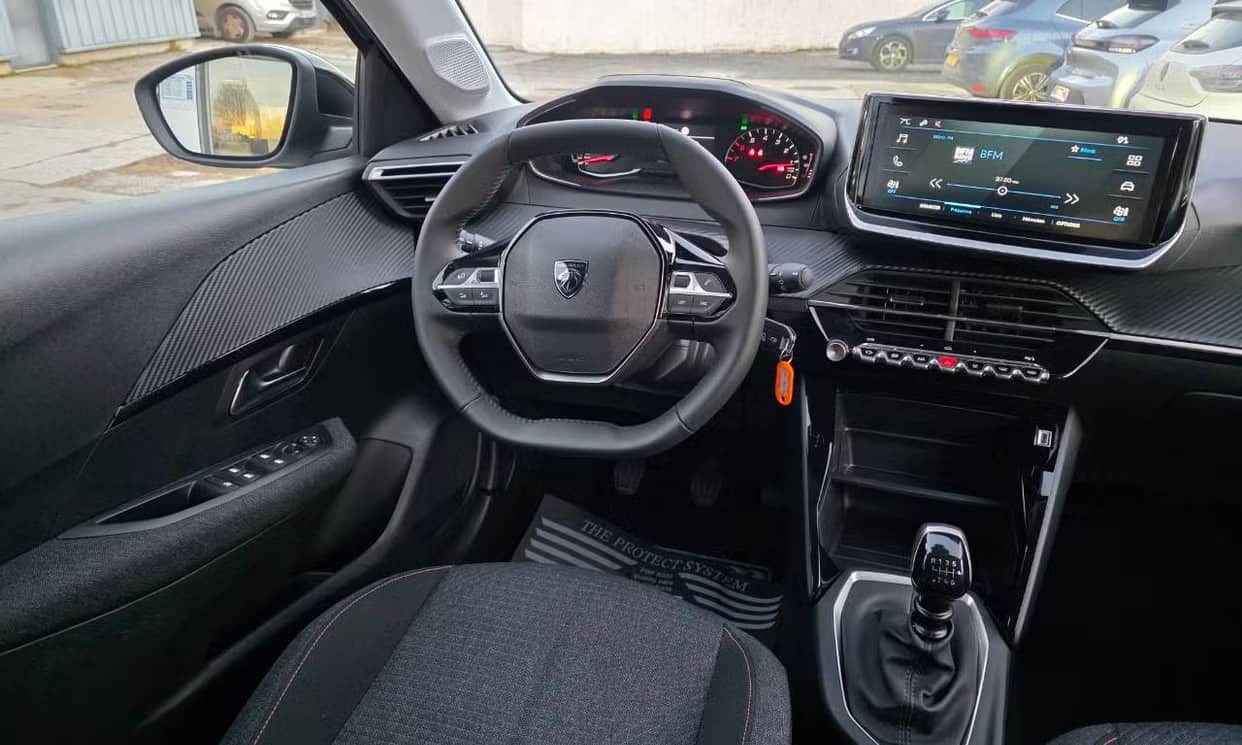 Peugeot 208 — photo 2