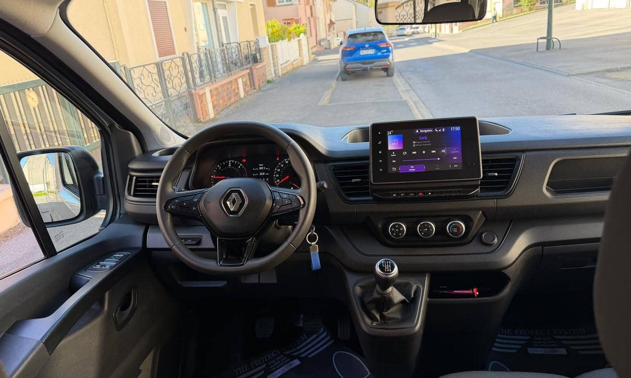 Renault TRAFIC III — photo 2