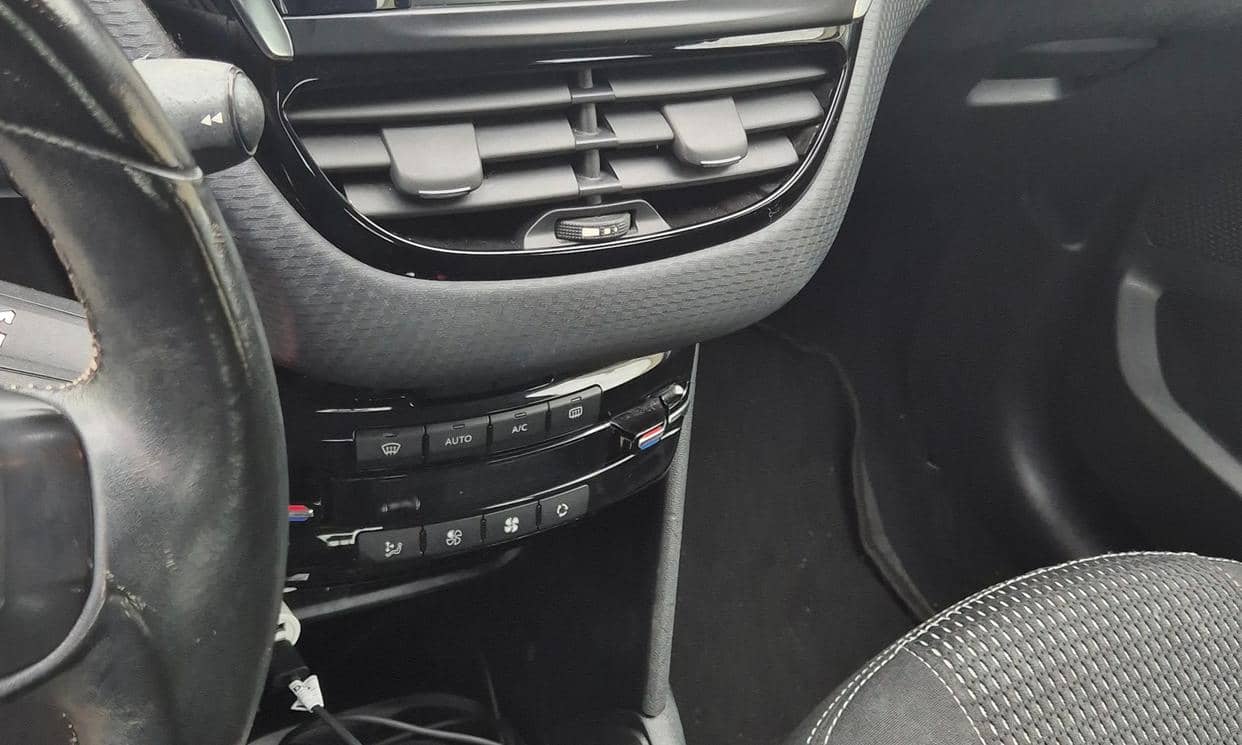 Peugeot 208 — photo 9