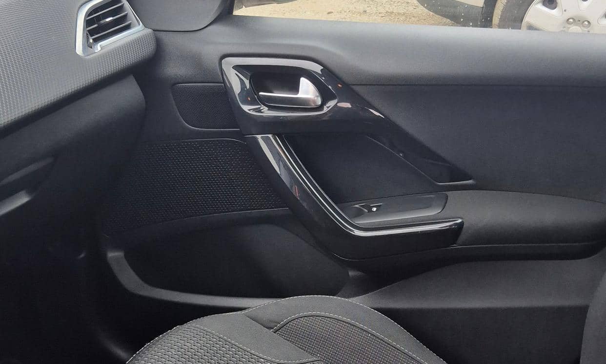 Peugeot 208 — photo 10