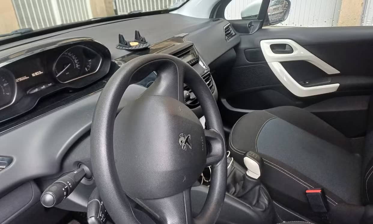 Peugeot 208 — photo 3