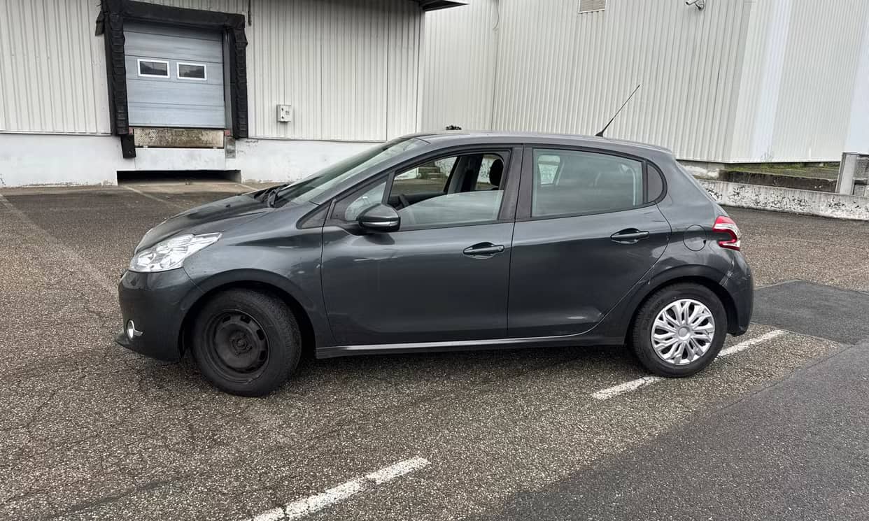 Peugeot 208 — photo 2