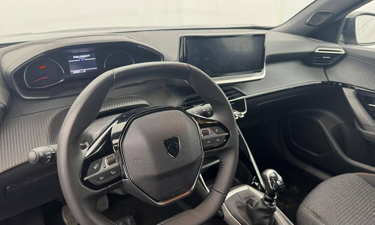 Peugeot 208 — photo 9