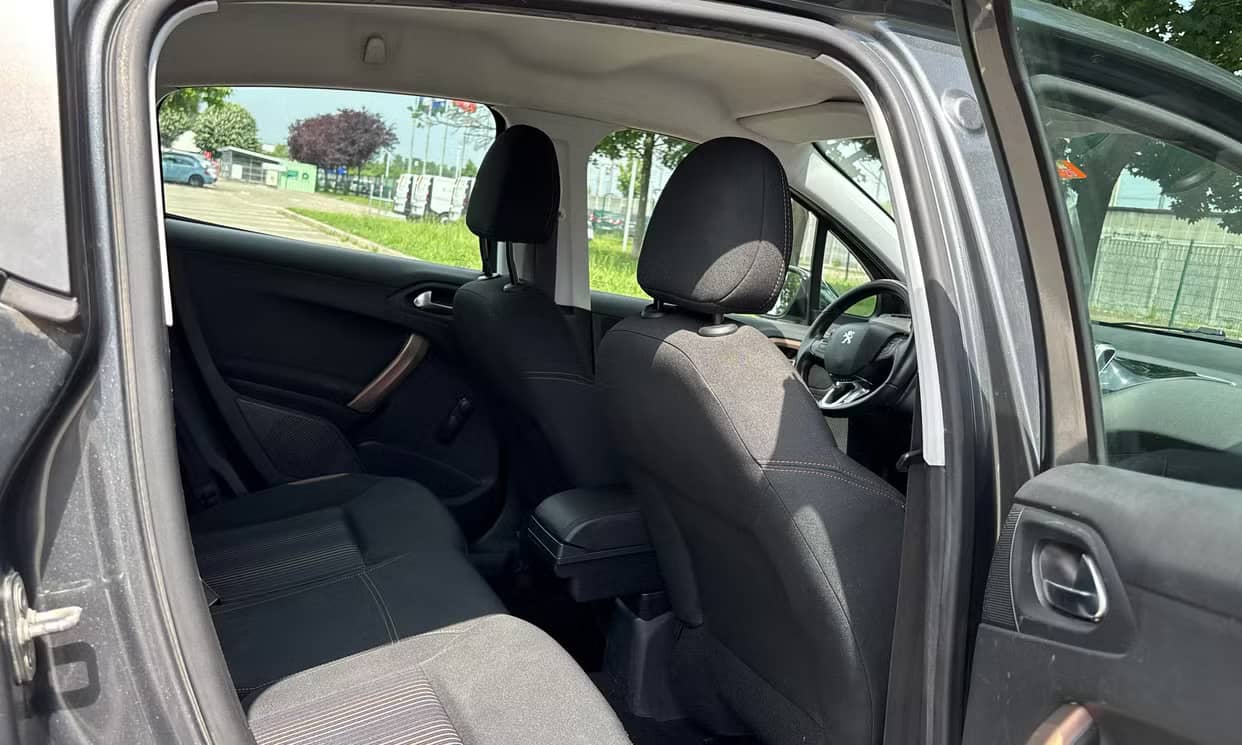Peugeot 208 — photo 12
