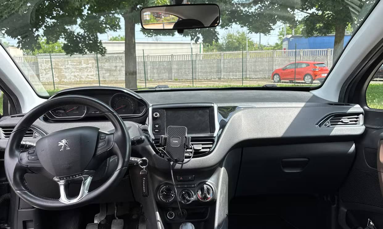 Peugeot 208 — photo 20