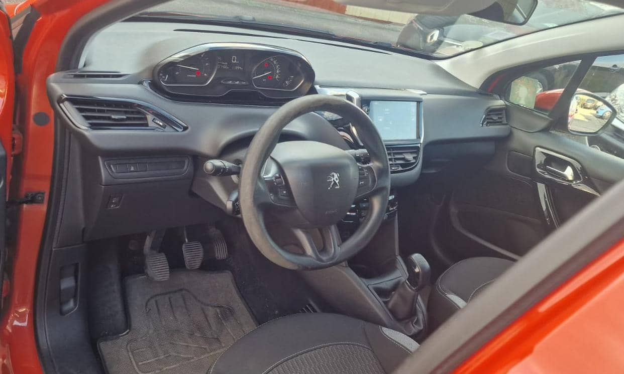 Peugeot 208 — photo 11