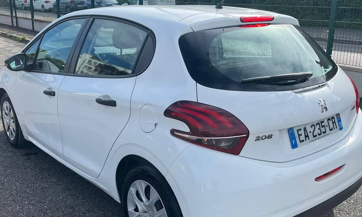 Peugeot 208 — photo 2