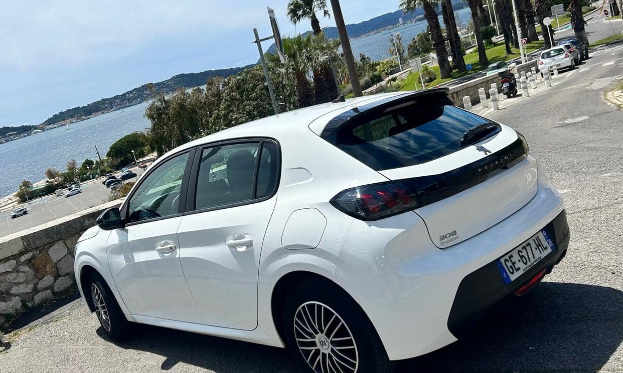 Peugeot 208 — photo 2