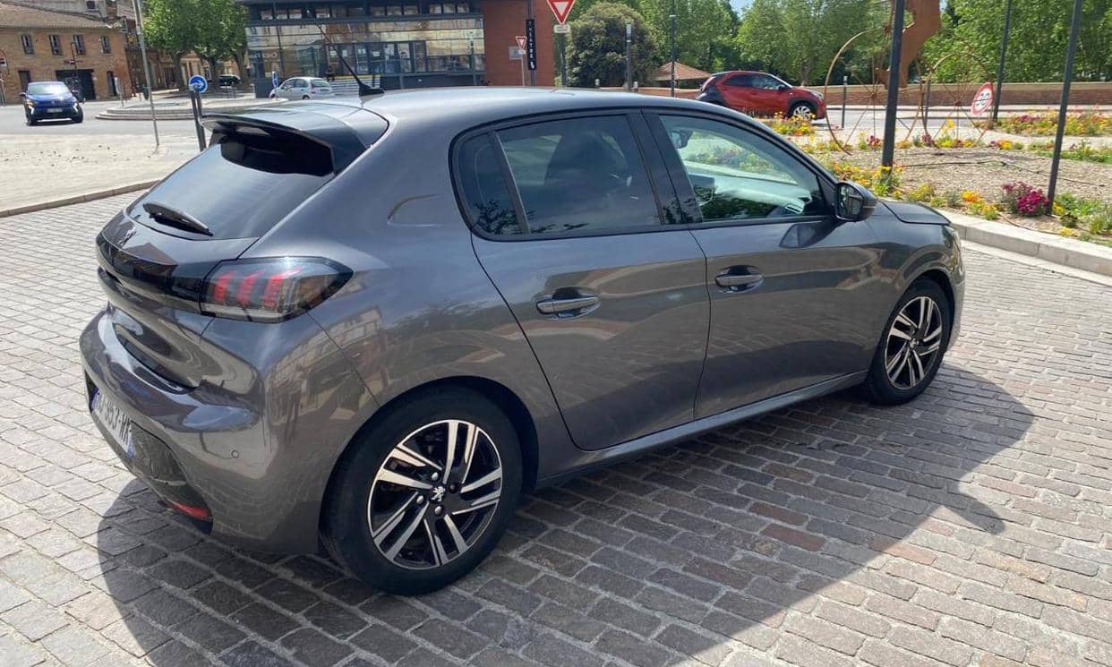 Peugeot 208 — photo 2