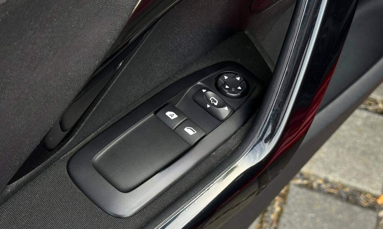 Peugeot 208 — photo 12
