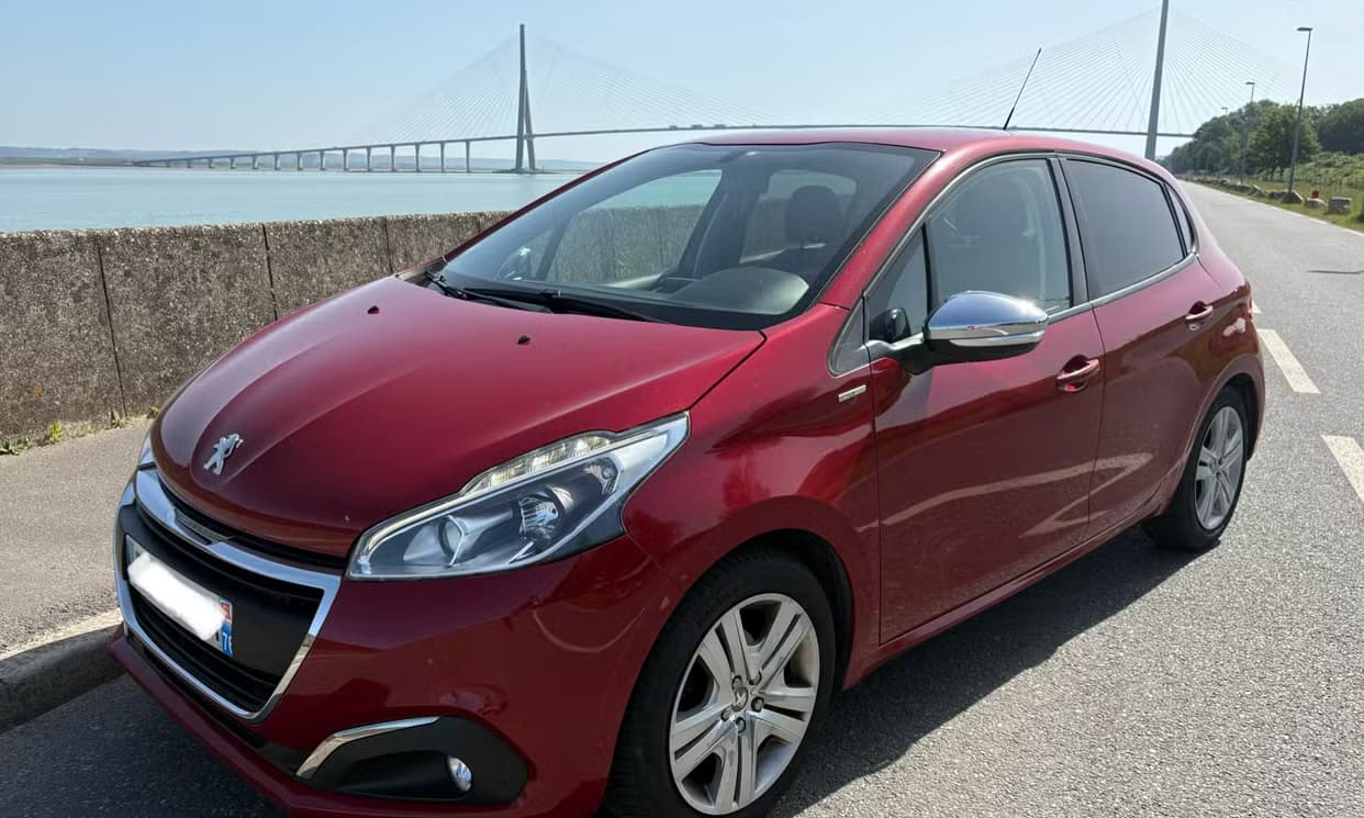 Peugeot 208 — photo 1