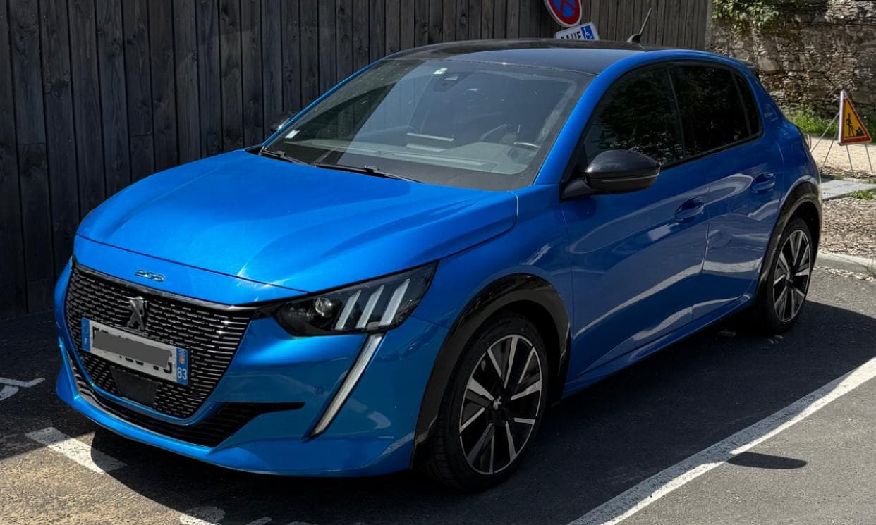 Peugeot 208 — photo 1