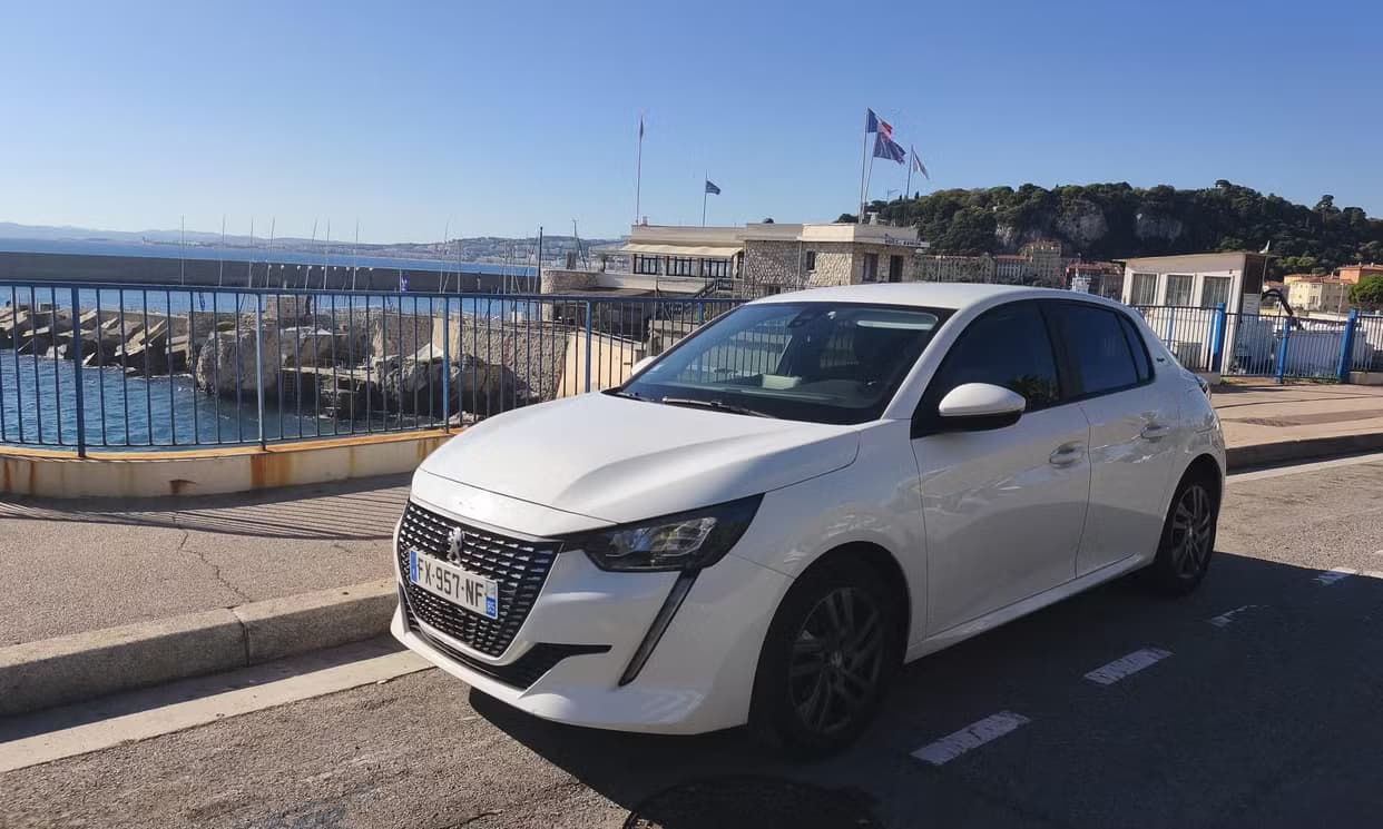 Peugeot 208 — photo 1