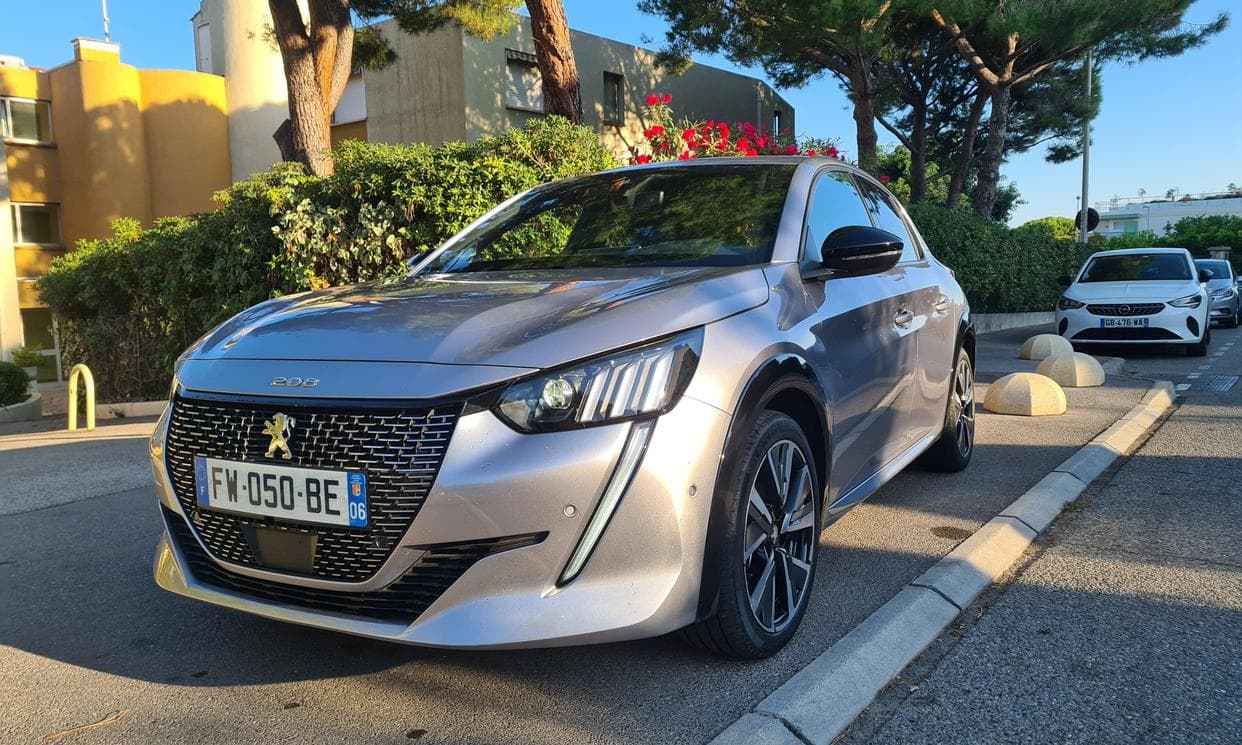 Peugeot 208 — photo 1
