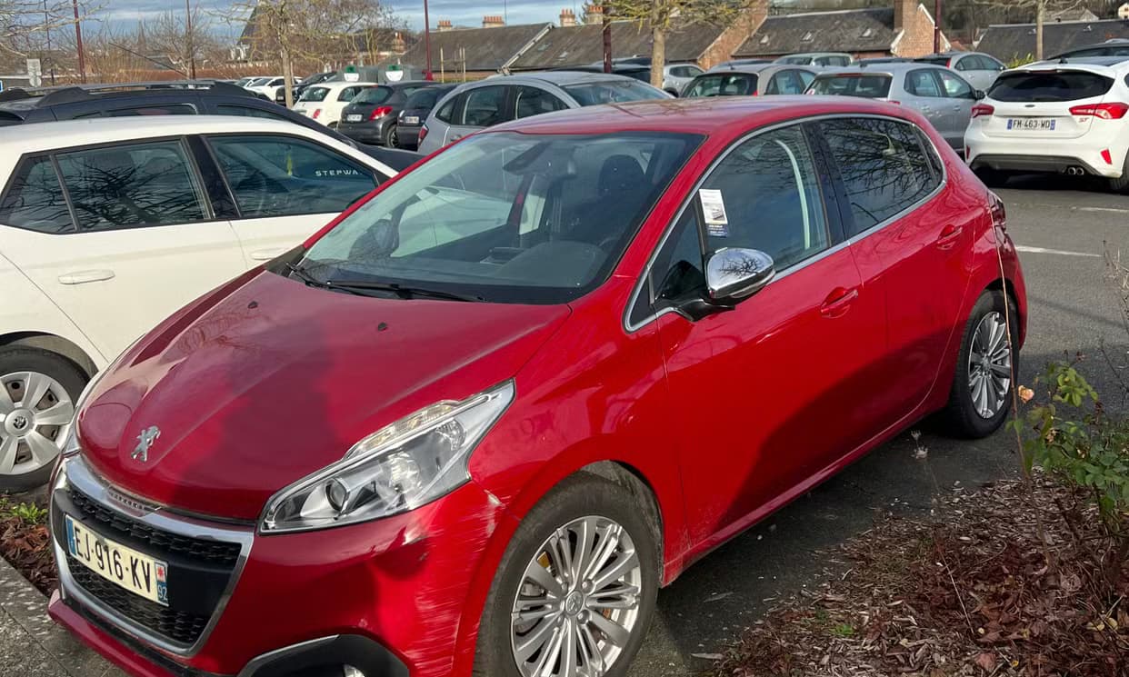 Peugeot 208 — photo 1